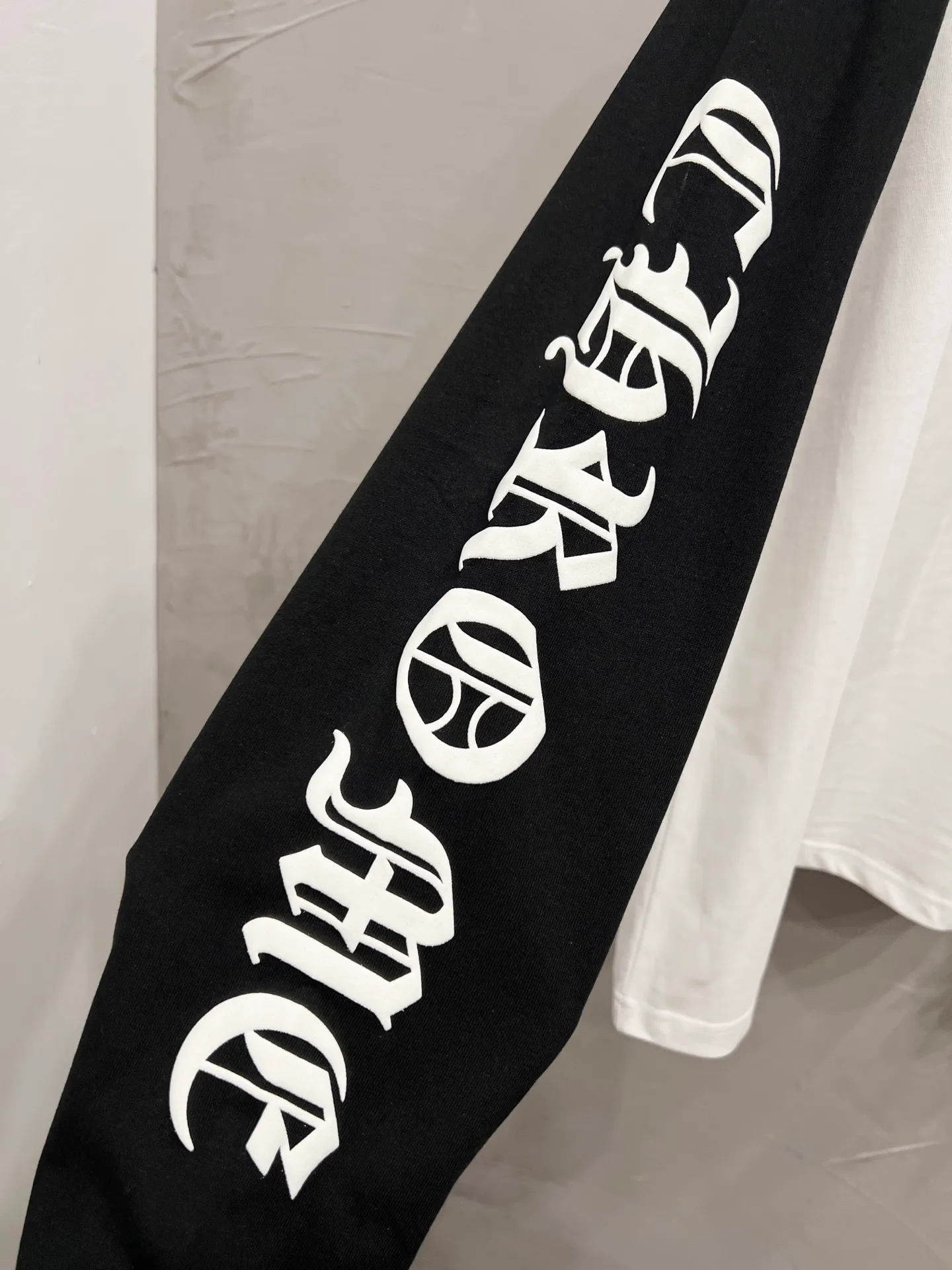 P140 Style number: YC41 Chrome Hearts 23ss Sanskrit horseshoe splicing printed popular long-sleeved T-shirt The fabric is custom-woven and dyed 32-woven 260g pure cotton single-sided reactive dyeing. The whole garment is printed using thermosetting ink materials and is printed by hand. The sleeves are printed using the original foaming process. The feel is not a single glue smooth effect and will have a frosted feel. Large quantities are in stock. Same style for men and women. Size: S M L XL